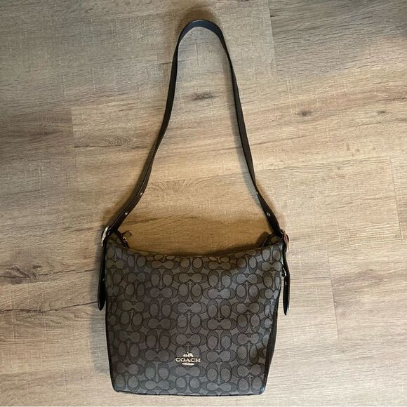 Coach Womens Zip Shoulder Bag in Signature EUC